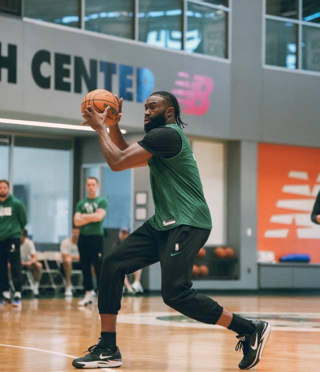 开云娱乐-包含NBA总决赛赛程吃紧，波士顿凯尔特人冲刺阶段防线松动，气氛紧张，训练强度明显提升的词条